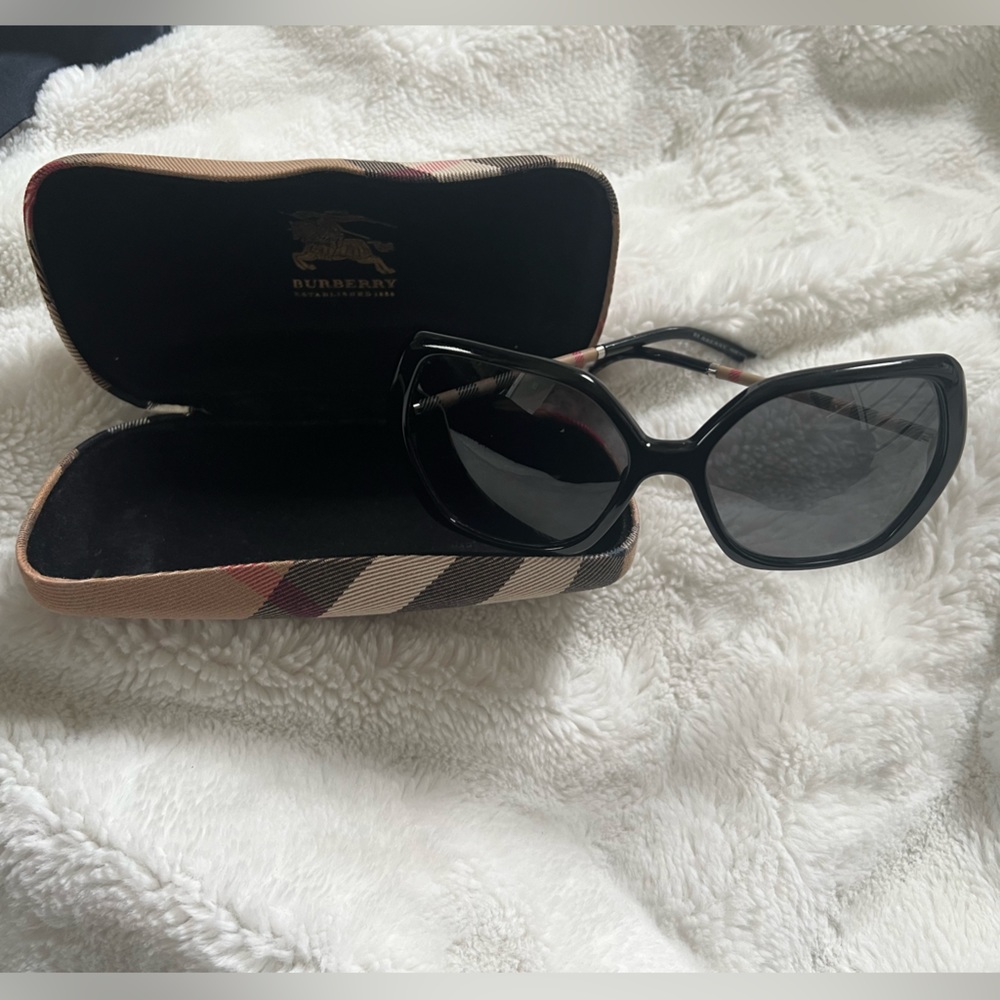 Burberry Sunglasses - Picture 5 of 6